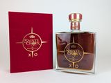 La bouteille de Saint Croix XO se trouve à côté d'une boîte rouge