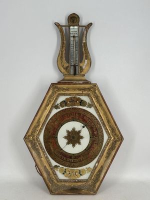 une horloge posée sur un support sur une surface blanche