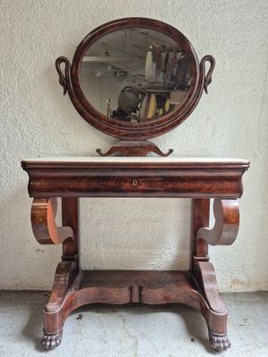 une table en bois sur laquelle se trouve un miroir