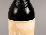 une vieille bouteille de vin posée sur une table