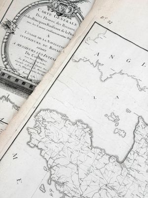 deux cartes de l'Angleterre et de l'Irlande posées sur une table