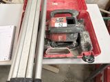une photo d'une boîte à outils rouge contenant une perceuse et une boîte à outils rouge