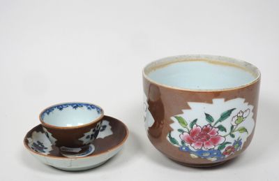 une tasse et une soucoupe placées l'une à côté de l'autre sur une table