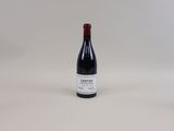une bouteille de vin posée sur une table