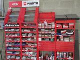 une armoire à outils rouge sur laquelle sont posés de nombreux outils