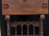 une table en bois ornée d'un motif rouge et blanc