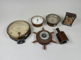 de nombreux types d'horloges et d'autres objets posés sur la table