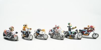 cinq figurines représentant des personnes à moto sur un fond blanc