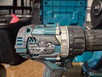 Lot comprenant 1 boulonneuse MAKITA modèle DTD152, 1 visseus… (photo 5)