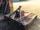 une petite machine posée sur le sol