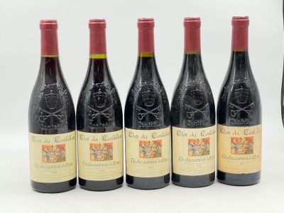six bouteilles de vin rouge sont alignées