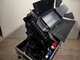 un ordinateur portable posé dans sa housse sur une table