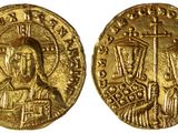 une pièce d'or avec l'image d'un homme tenant une croix