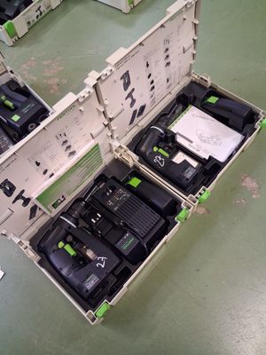 deux caisses ouvertes contenant du matériel électronique posées sur une table