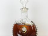 une bouteille d'alcool posée sur une surface blanche