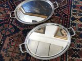 deux miroirs posés sur un tapis, à côté d'un miroir