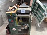 l'image d'une machine installée dans un garage