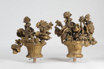 deux vases remplis de fleurs posés sur une table