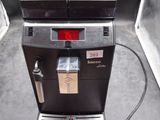 une photo d'une machine à café posée sur un plan de travail