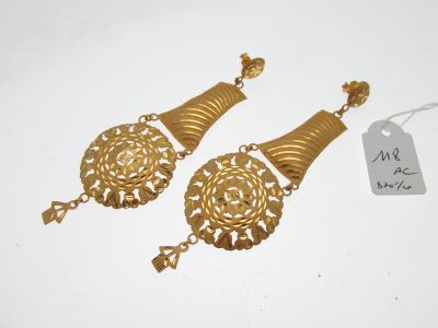 paire de boucles d'oreilles dorées ornées de filigrane et de détails en filigrane