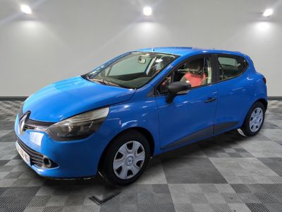 une voiture bleue garée dans un garage au sol en damier