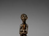 une image représentant une statue en bronze d'un homme tenant un bébé dans ses bras