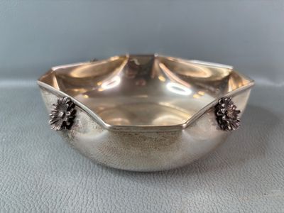 bol plaqué argent orné d'un motif floral sur le bord