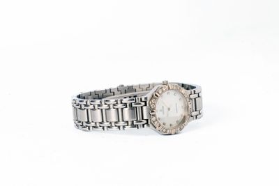 une image d'un gros plan d'une montre-bracelet sur un fond blanc