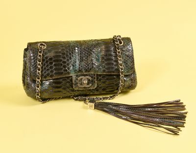 sac à main en peau de crocodile avec bandoulière à chaîne et pompon