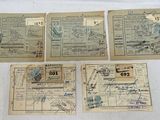 quatre vieux documents militaires sont posés sur une surface blanche