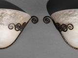 paire d'appliques murales en marbre blanc et métal noir