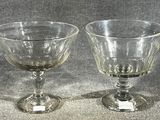 deux verres à vin posés l'un à côté de l'autre sur une table