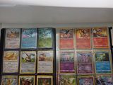 de nombreux types de cartes Pokémon accrochées au mur