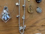beaucoup de bijoux posés sur une table, sur la table