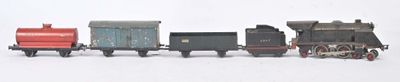 plusieurs petits trains sont alignés sur une surface blanche