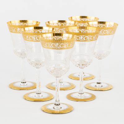 six verres à vin à bord doré sur fond blanc