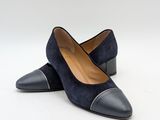 une paire de chaussures noires et grises posées sur une surface blanche