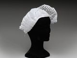 un gros plan sur la tête d'un mannequin coiffée d'un chapeau blanc