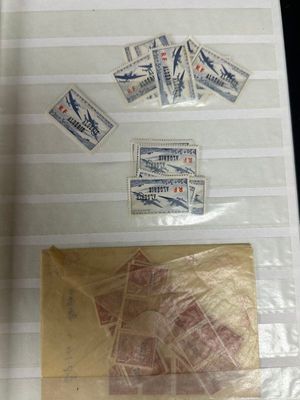 beaucoup de timbres sur une feuille de papier posée sur une table