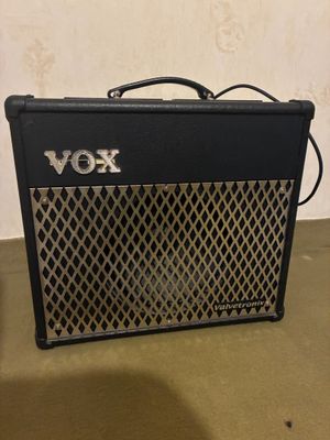 un gros plan d'un amplificateur de guitare posé sur une table
