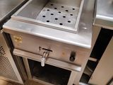 une cuisine équipée d'une cuisinière, d'un évier et d'autres appareils électroménagers