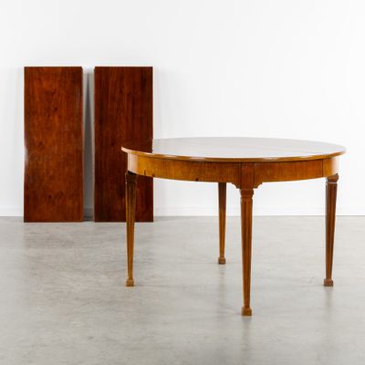 Table à rallonge de style Louis XVI.