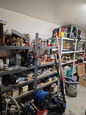 une pièce encombrée, avec des outils sur les étagères