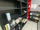une étagère noire sur laquelle sont posés de nombreux objets