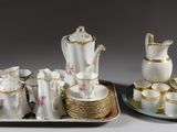 deux plateaux avec des tasses et des soucoupes, ainsi qu'un plateau avec une théière