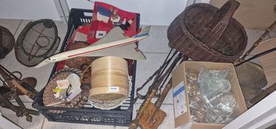 une pile d'objets hétéroclites sur le sol d'une pièce