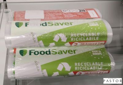 trois rouleaux de film alimentaire « Food Saver » exposés dans un magasin