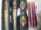 trois vieux livres posés sur une table