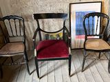 trois chaises placées les unes à côté des autres sur un plancher en bois