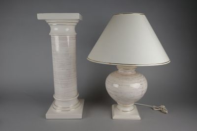 deux lampes placées l'une à côté de l'autre sur une table